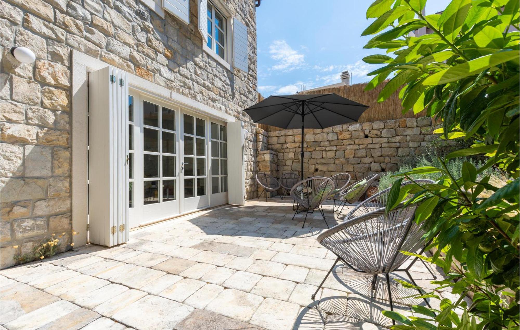 Stunning Home In Split With Outdoor Swimming Pool Экстерьер фото
